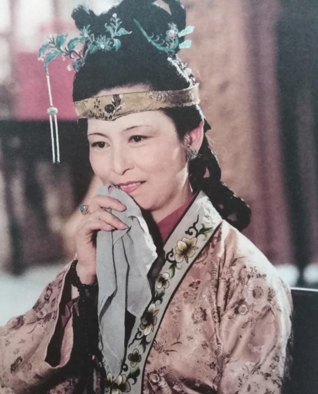 2,邢夫人以紫红色为主.