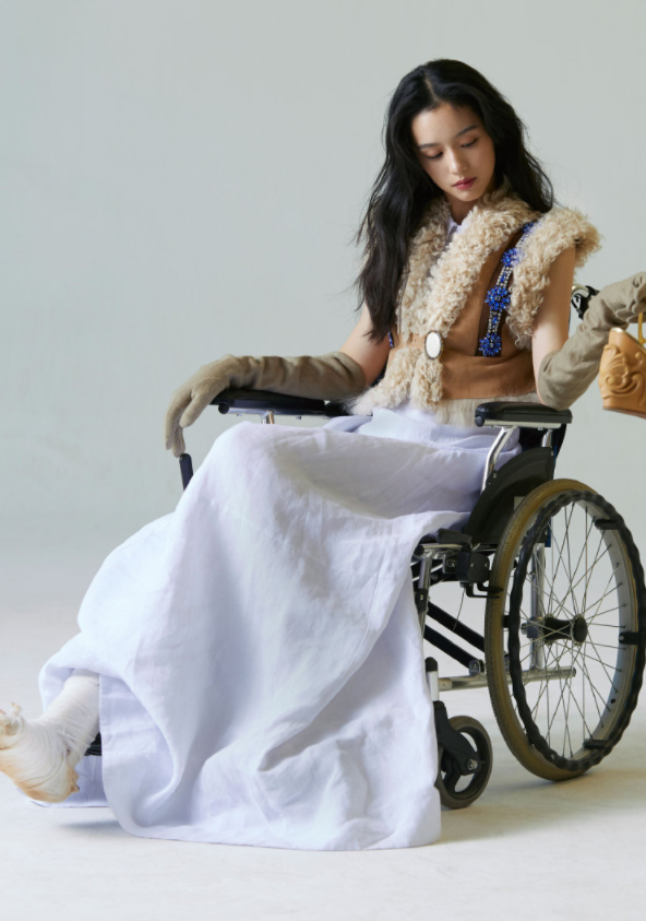 因少年的你一炮而红如今烫大波浪穿白裙却被脚上石膏抢镜