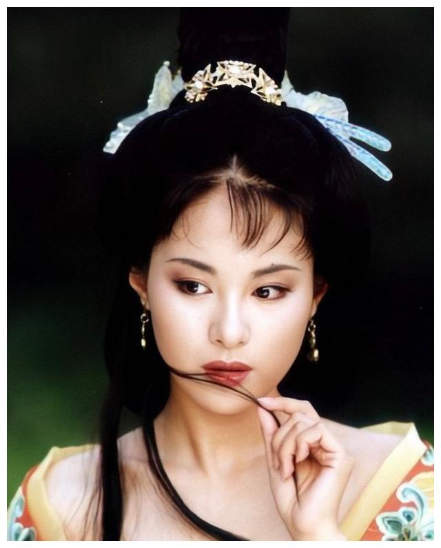 沈傲君年轻时,美貌赛西施惊艳众人,她惊艳了我的童年