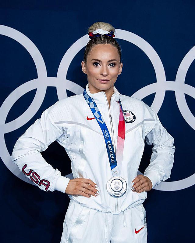 女将"黑珍珠"拜尔斯(simone biles)参赛的斯金内尔(mykayla skinner)