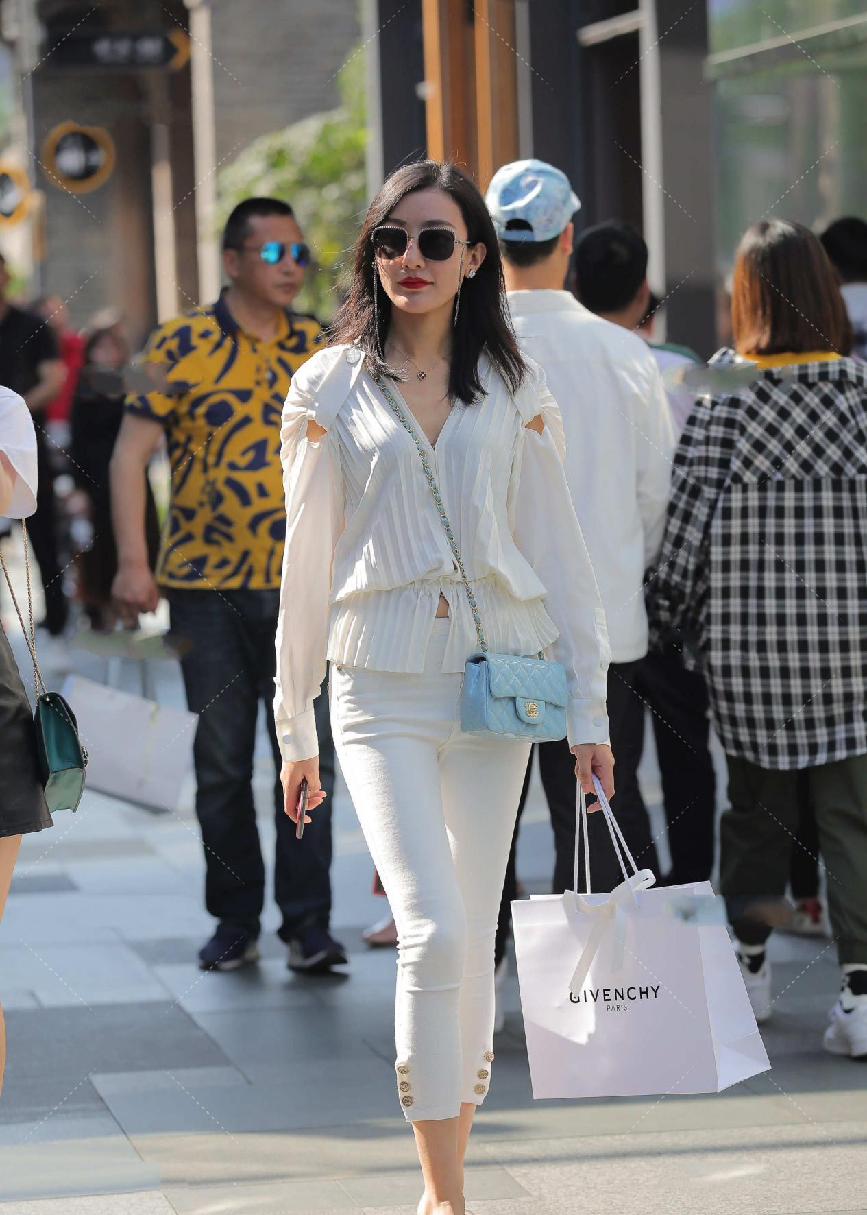 时尚街拍蕾丝连衣裙搭配高跟鞋展现出妩媚气质