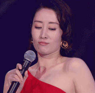 如何看待刘敏涛在演唱《红色高跟鞋》时的表情管理?