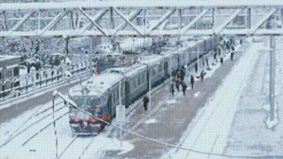 的雪灾波及了全国20个省区,让连接南北铁路大动脉的京广铁路彻底中断