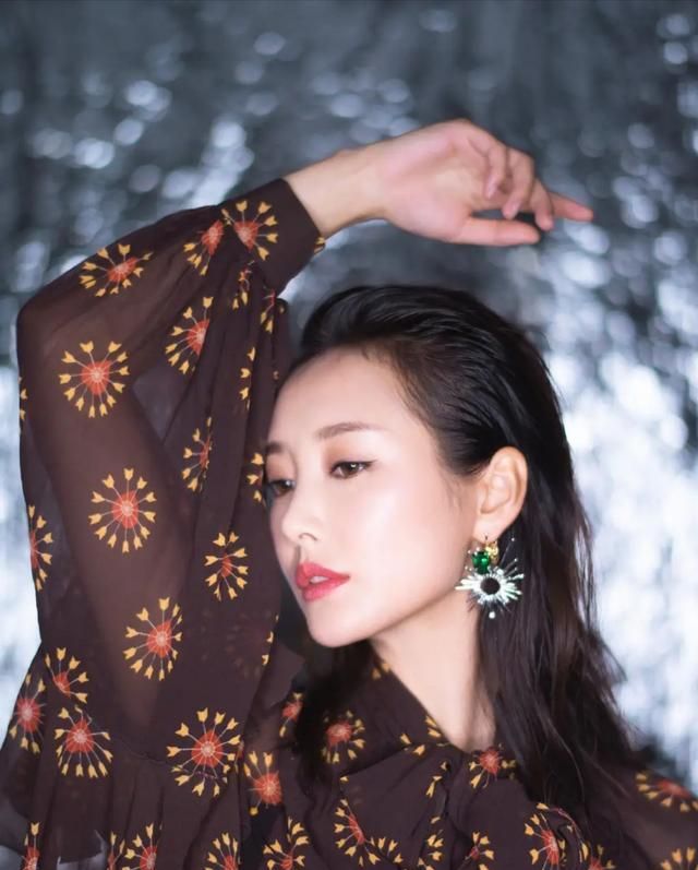 影视明星李纯写真合集:知性时尚,气质迷人!