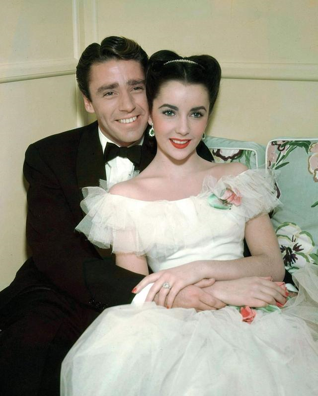 3,伊丽莎白·泰勒凯瑟琳·赫本堪称好莱坞女帝,她比奥黛丽·赫本更