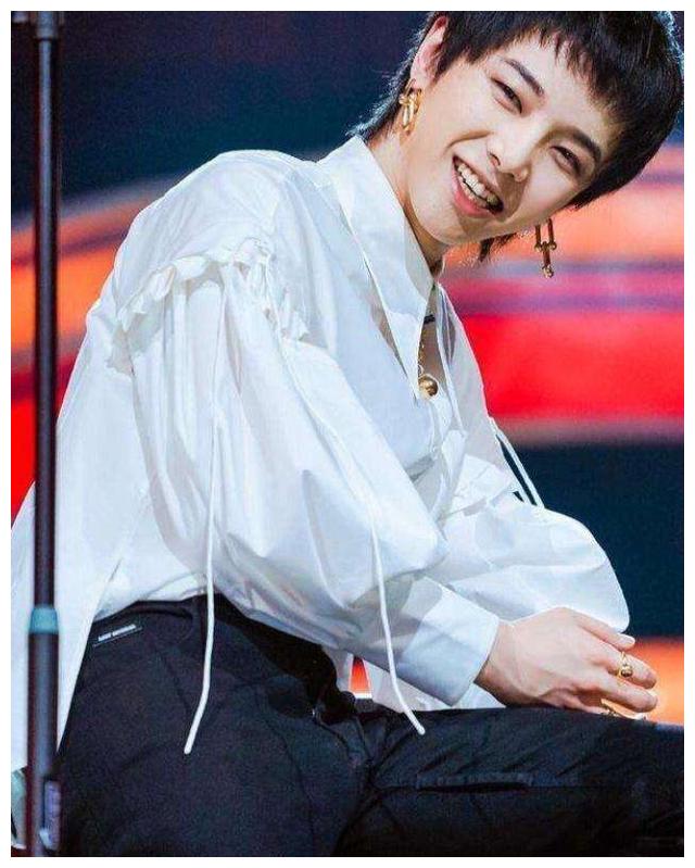 华晨宇腹肌曝光真的是穿衣显瘦脱衣有肉看来闭关有好好健身啊