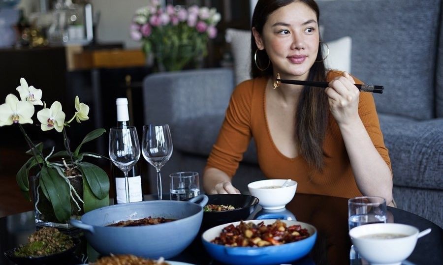 乐基儿叫外卖庆祝结婚纪念日 与老公在家约会十分幸福