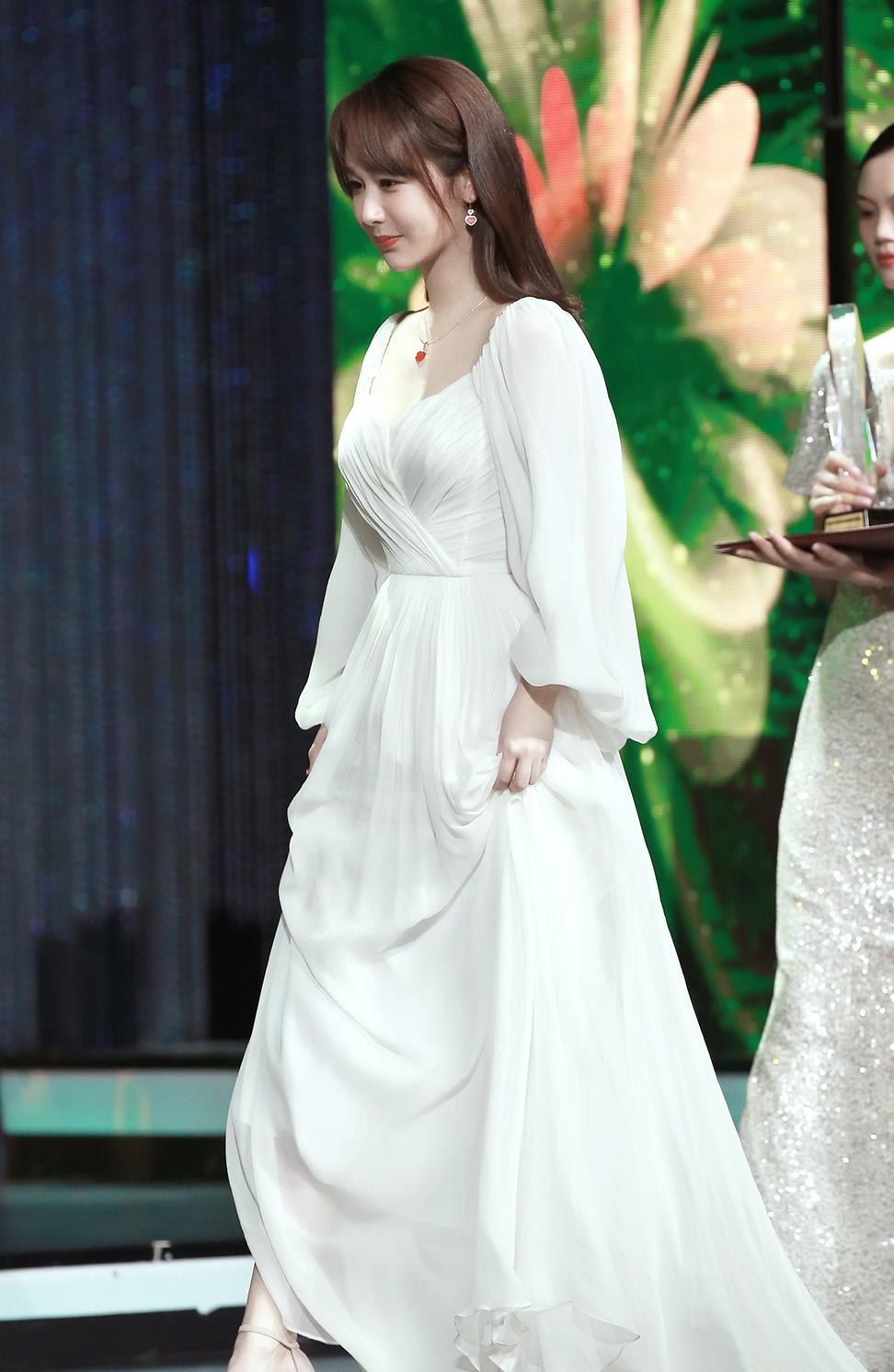 杨紫获最佳女配角提名穿白色雪纺连衣裙亮相真是美艳了