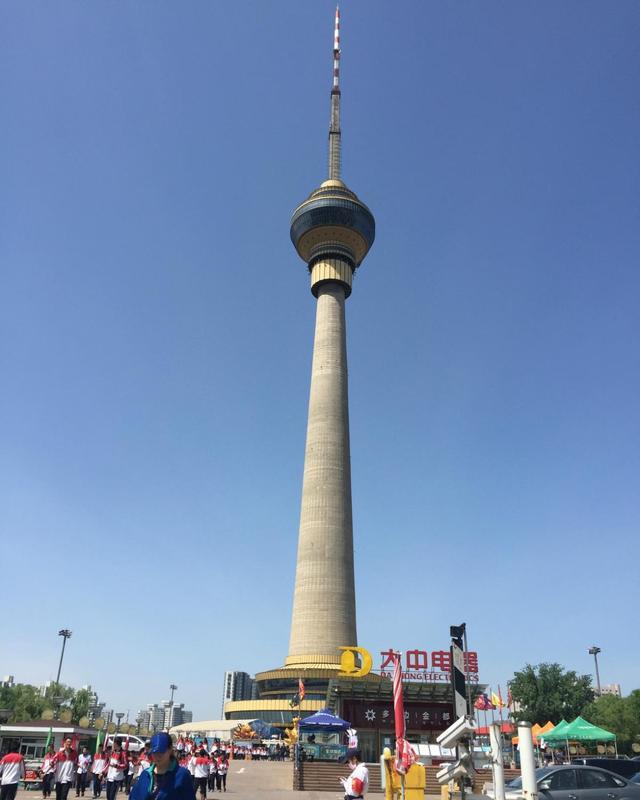 天津天塔实际高度高于中央电视塔,在湖中间,对周围视觉效果明显__财经头条