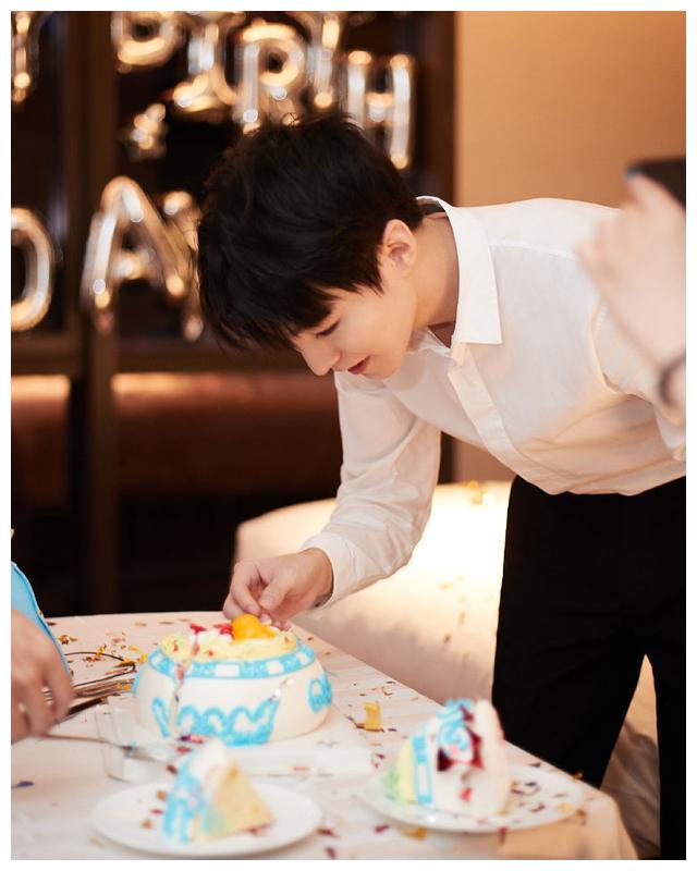 正文  2021年9月22日,王俊凯工作室分享一组王俊凯过生日现场的帅照.