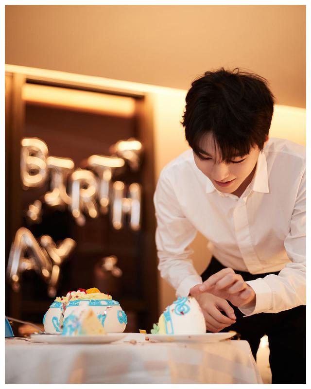 王俊凯生日气球蛋糕围绕场面浪漫 闭眼许愿气质温柔脸庞精致