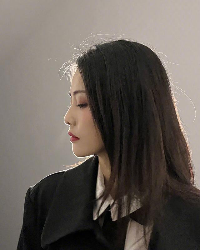 白鹿侧颜精致.白鹿黑白随拍文艺气质足.白鹿眼神撩人.