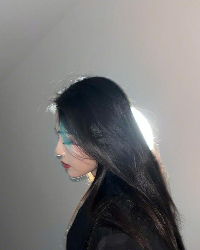 白鹿日常随拍颜值抗打披肩发黑衣飒爽氛围感十足