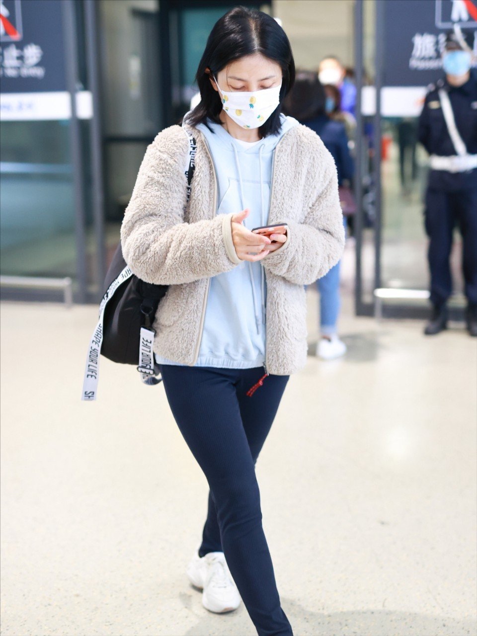 胡可穿白色羊羔毛外套搭紧身裤走机场,温暖又减龄