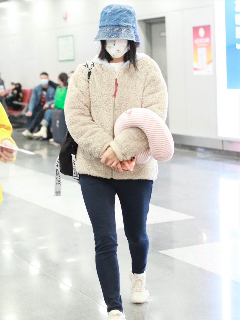 胡可穿白色羊羔毛外套搭紧身裤走机场,温暖又减龄