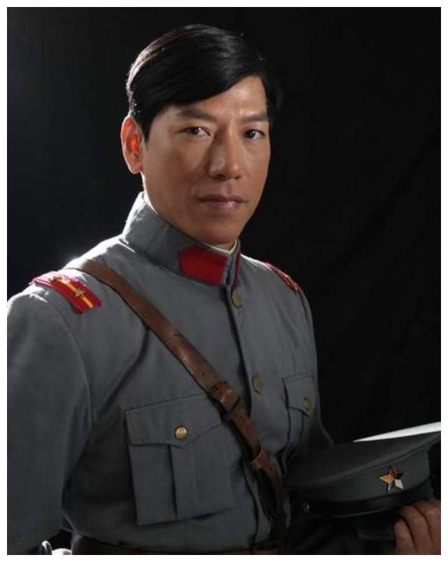 嚣张跋扈的乌鸦曾因身体不支休养五年今现身山区直接派现金