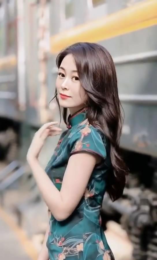 宋晓峰妻子杨晓茹晒出一组旗袍照,网友直呼太美了,喊峰哥快回家_高清