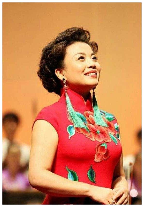 身高一米五四却被称为旗袍女神上春晚23次婚姻状况成谜