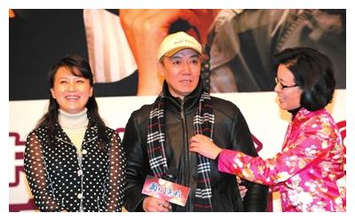 60岁李幼斌全家近照,娶小16岁二婚妻子,有钱就任性