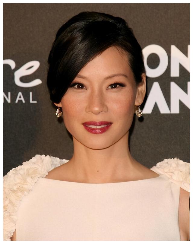 刘玉玲,最火华裔女星,她没有结婚,52岁代孕生子成单亲妈妈