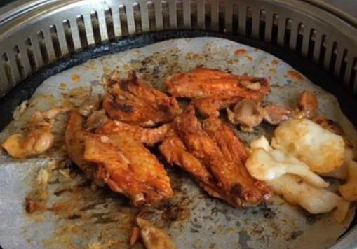 吃自助烧烤,为啥服务员总是频繁问换不换纸?里面的暗语你懂吗?休闲区蓝鸢梦想 - Www.slyday.coM 吃自助烧烤,为啥服务员总是频繁问换不换纸?里面的暗语你懂吗?休闲区蓝鸢梦想 - Www.slyday.coM