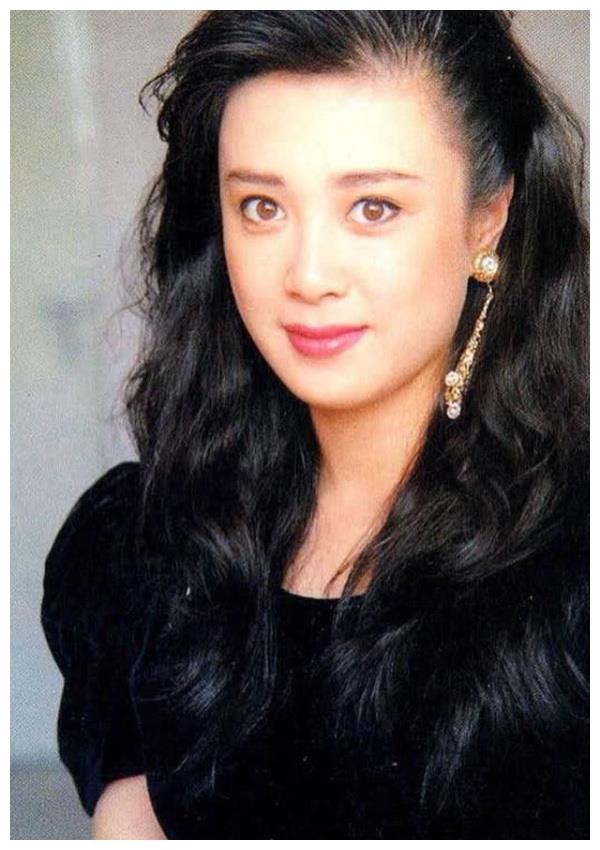 55岁傅艺伟近照曝光,曾是最美妲己,如今一头短发网友直呼认不出