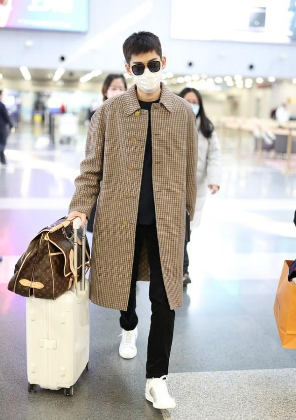 张翰越来越会搭配了用蓝色小衫配格纹又帅气又抢镜