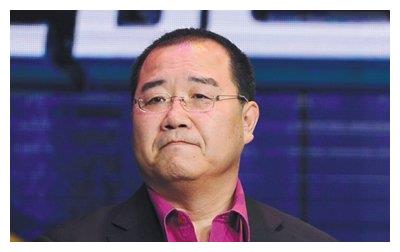 宋丹丹前夫英达老了60岁头发斑白疼爱二儿子却对巴图好冷漠