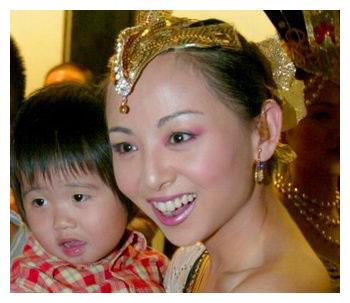 45岁邰丽华罕露面,皮肤紧致似冻龄,老公帅气,儿子长相不随妈__财经