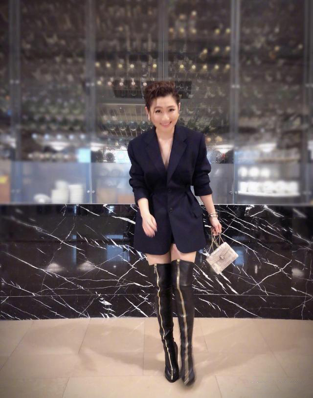 任家萱真空穿西装又美又飒靴子当裤穿露出一截大腿好时髦