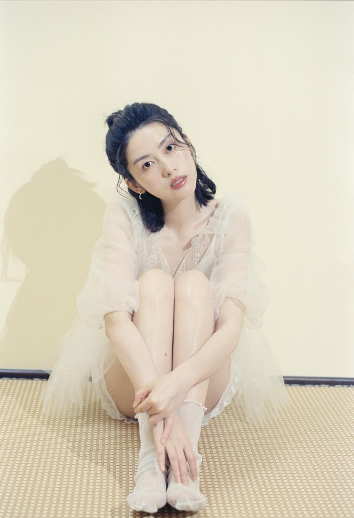 演员胡原君最新胶片质感写真曝光妆容清亮自然