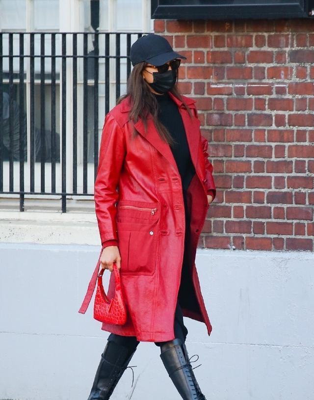 伊莉娜莎伊克穿红色皮衣搭皮靴,展现干练潇洒气质,又酷又有型