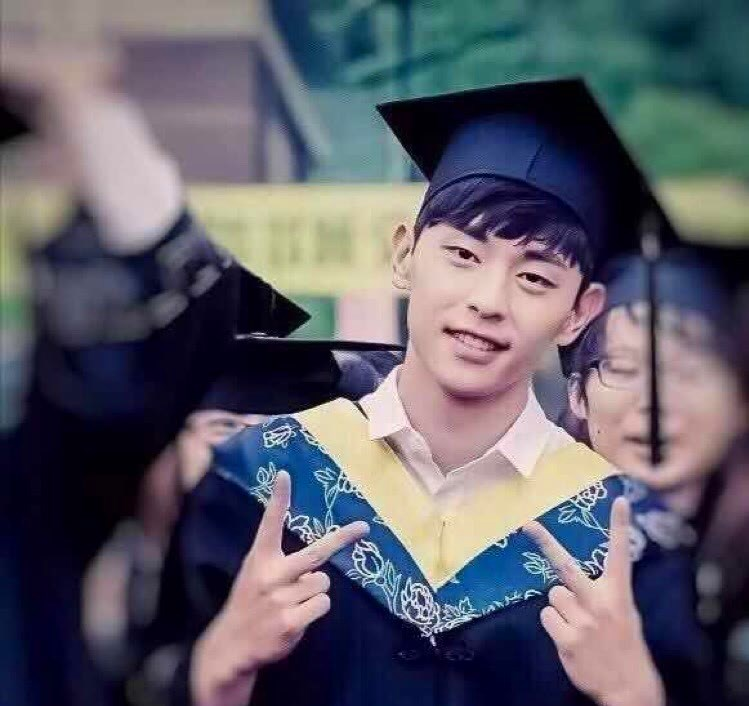明星的毕业照,邓伦青涩,热巴袁冰妍清纯,李现像个铁憨憨