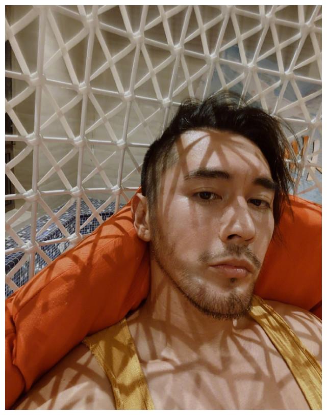 钟丽缇老公晒照秀半身肌肉身材,38岁张伦硕8块腹肌线条超厉害