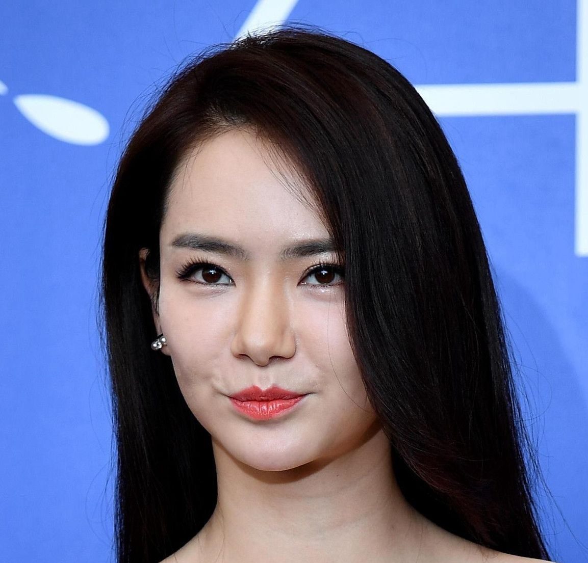 图一是好美的戚薇女神,卷发妩媚,直发好清纯!