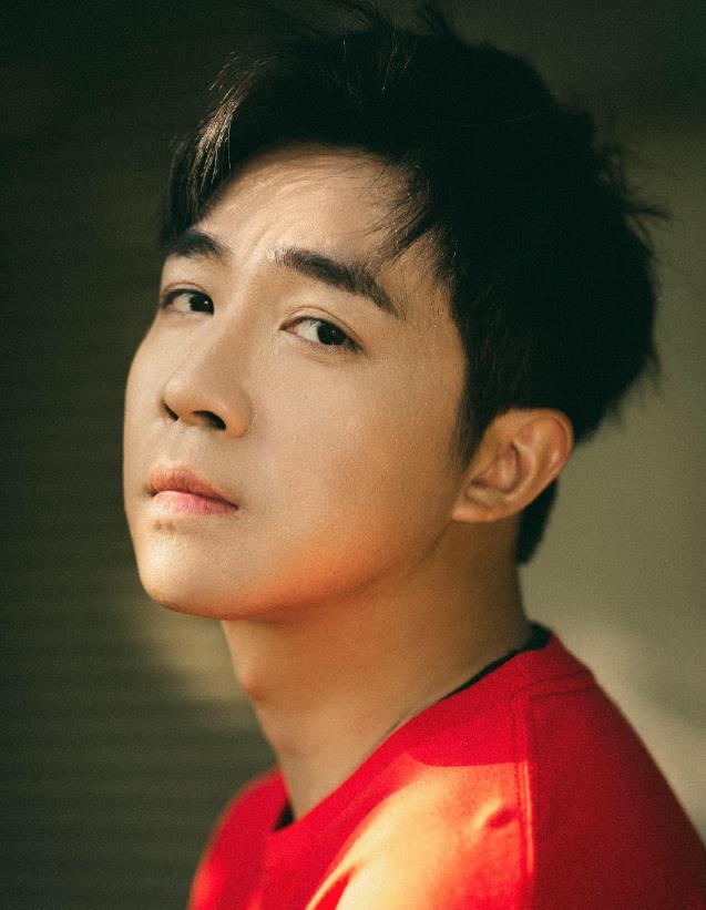 俞灏明"重修"成功,33岁嫩回少年模样,童年"端木磊"回归了