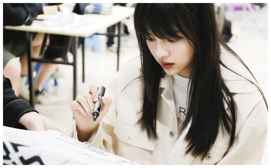 张艺上电影《扫黑行动》杀青 笑靥如花感恩台前幕后