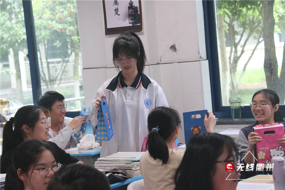 据悉,衢州三中,信安中学有近3000名学生,由于人数较多,早在半个月前