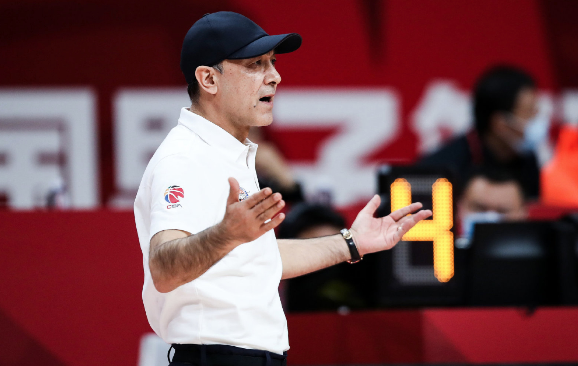 80秒内被打100后阿的江亲自指挥防守站位仍被投进3分