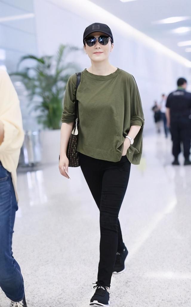 俞飞鸿宽松t恤穿出臃肿感戴上棒球帽太男相