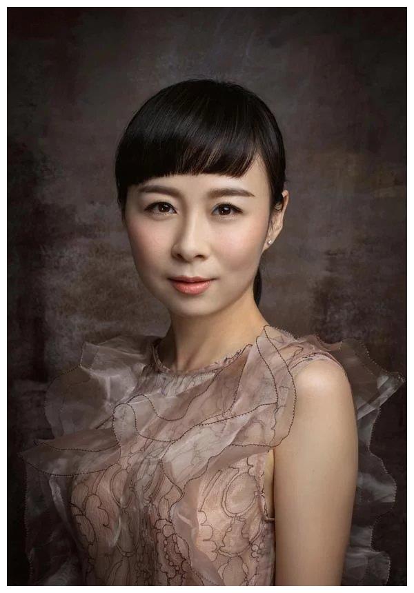 东方卫视当家花旦周瑾,今年已经43岁了,感情生活是相当的神秘