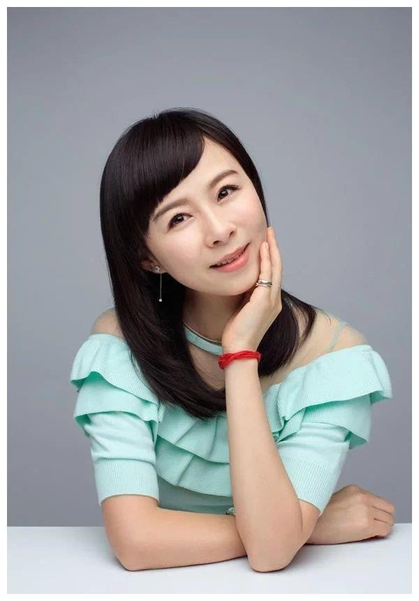 东方卫视当家花旦周瑾,今年已经43岁了,感情生活是相当的神秘