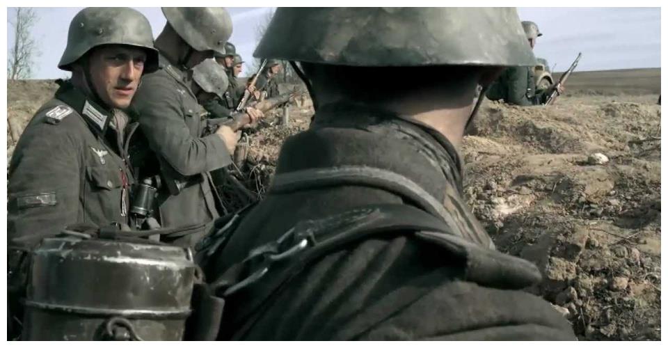 千万别被《兵临城下》给骗了,比起苏军来,德军的督战队可能更狠