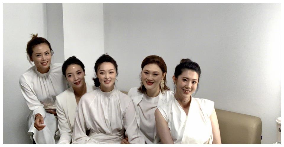 女排五将同框比心!魏秋月穿白西装超帅气,惠若琪赤脚合影李宇春
