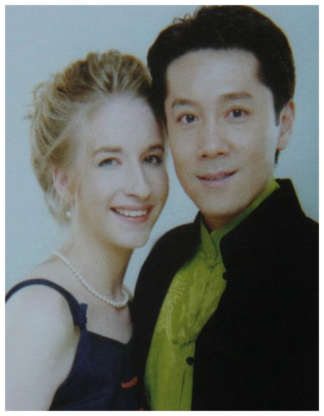 54岁的蔡国庆罕晒全家福,儿子帅气妻子漂亮,曾两度恋