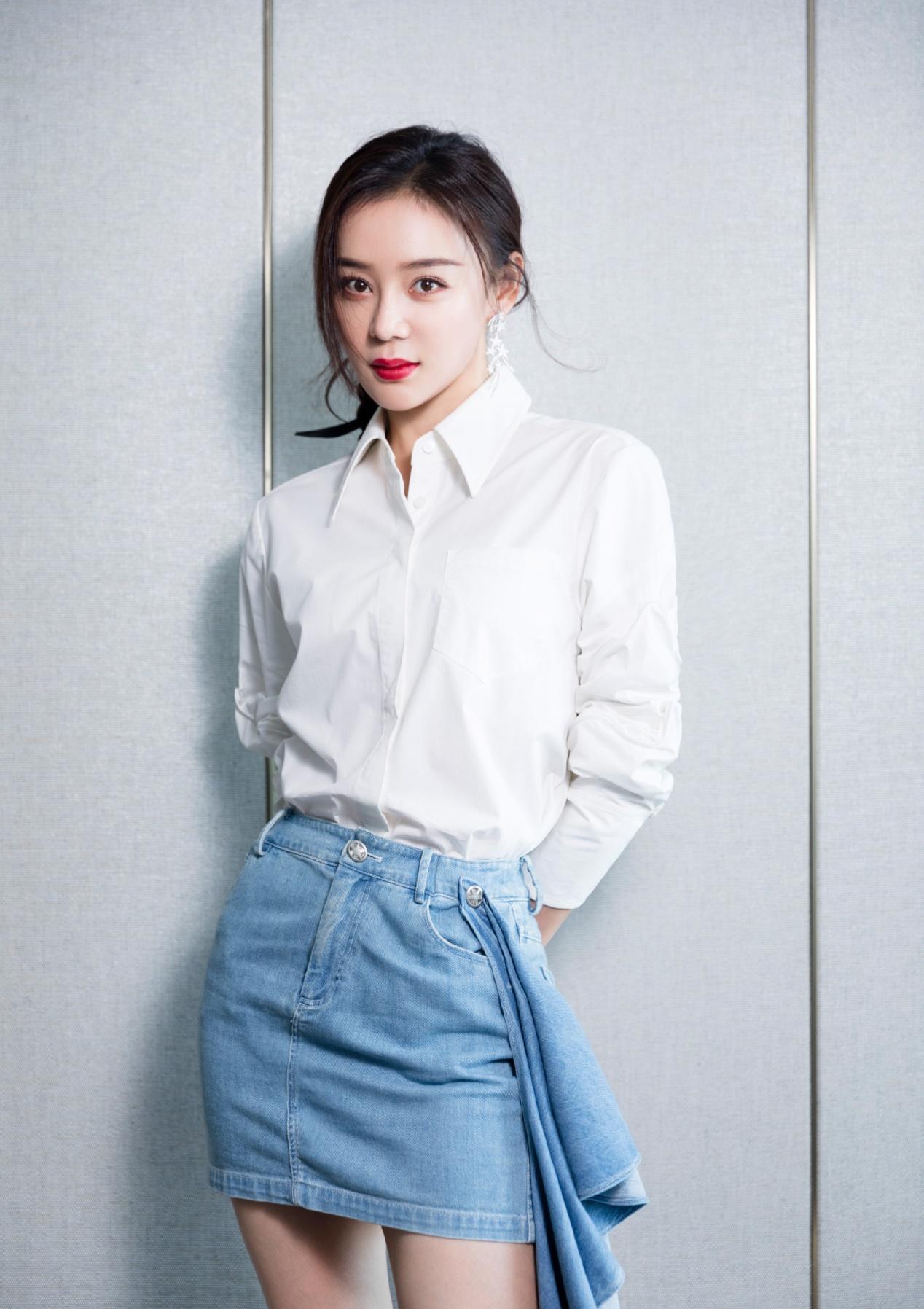 33岁袁姗姗很擅长扮嫩毛衣搭牛仔裤小白鞋越看越年轻