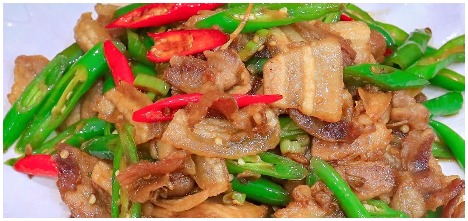 于是决定今天做这道农家小炒肉,这道菜做起来非常简单,关键在于炒制的