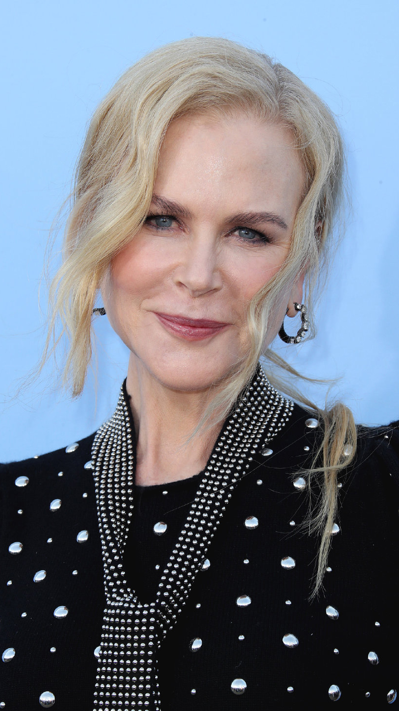 妮可基德曼穿黑色裙装秀身材美回25岁