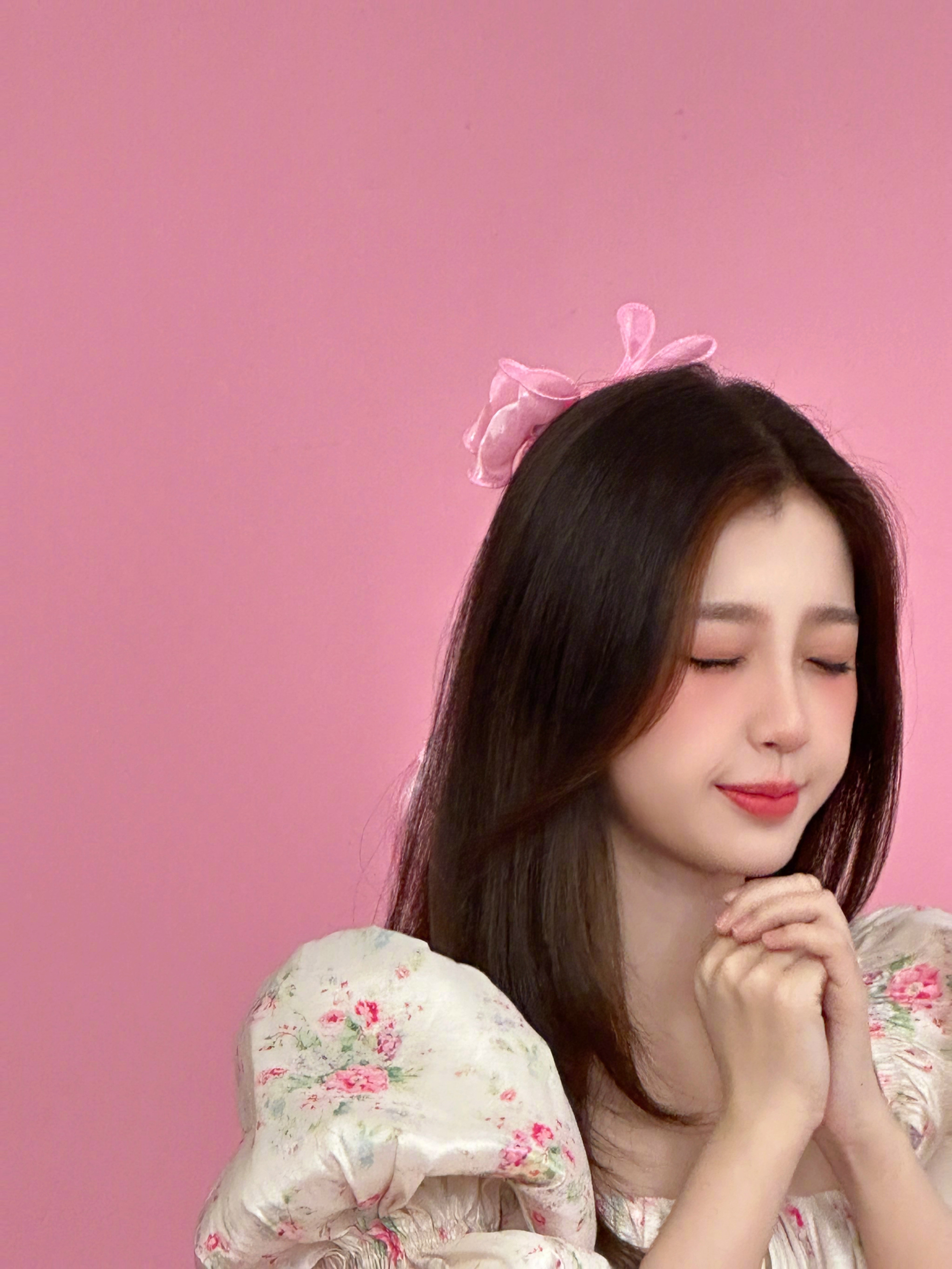 虞书欣穿碎花裙露美腿 头戴蝴蝶结卖萌_高清图集_新浪网