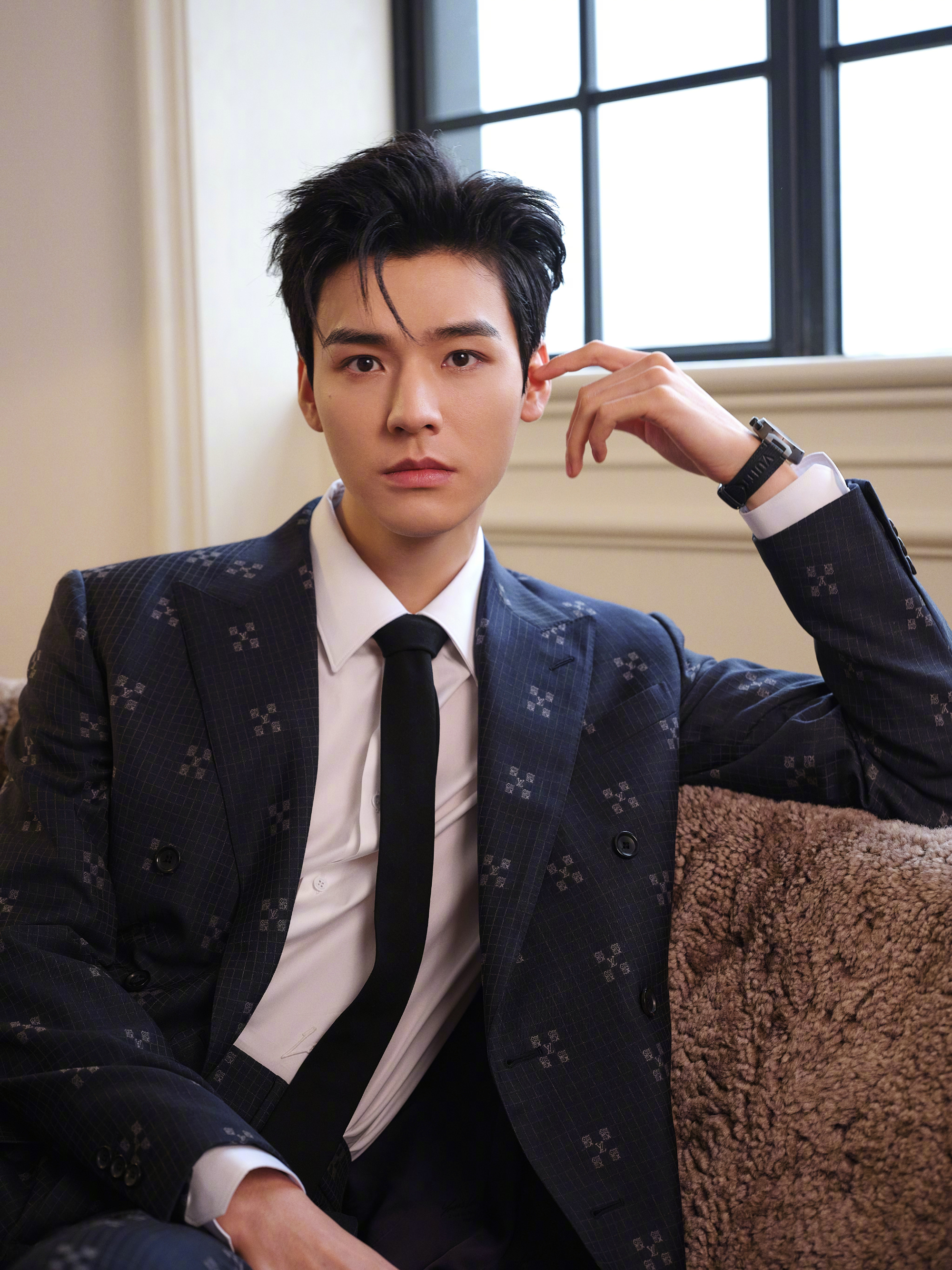 龚俊身着lv23早秋系列超季亮相今晚微博之夜